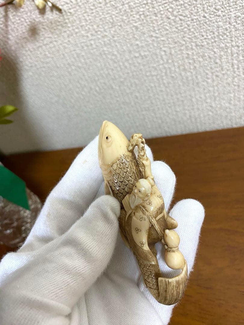 瓢箪を持つ仙人と鯉の根付けです。