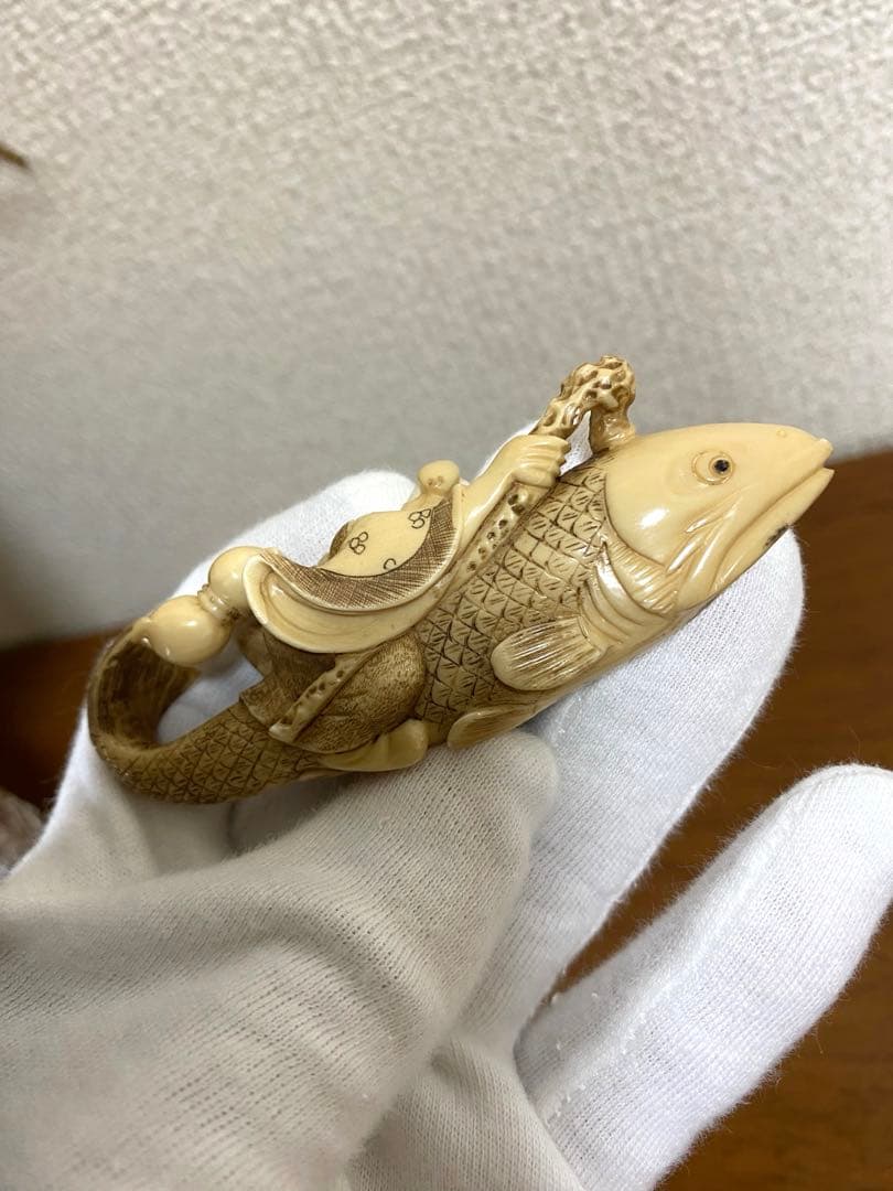 瓢箪を持つ仙人と鯉の根付けです。