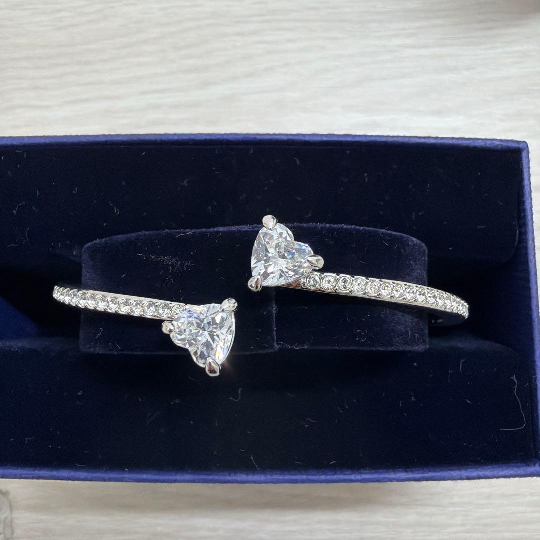 スワロフスキーMesmera Attract バングル シルバー