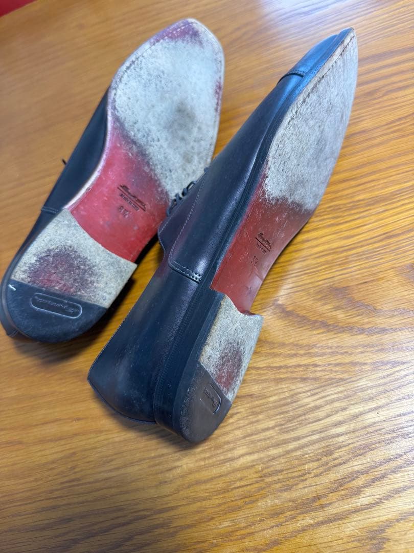 サントーニ 黒革ドレスシューズ