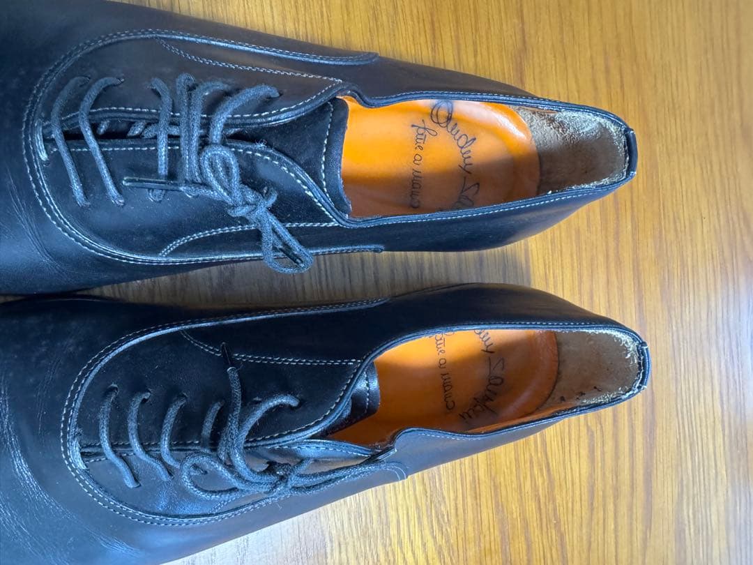 サントーニ 黒革ドレスシューズ