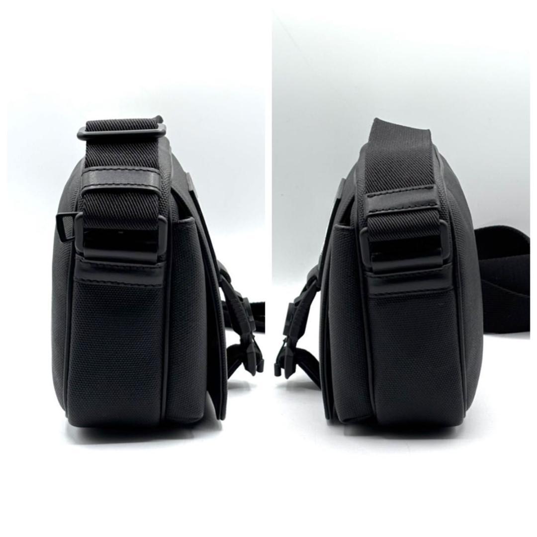 定価14万 新品に近い モンクレール NAKOA ショルダーバッグ クロスボディ