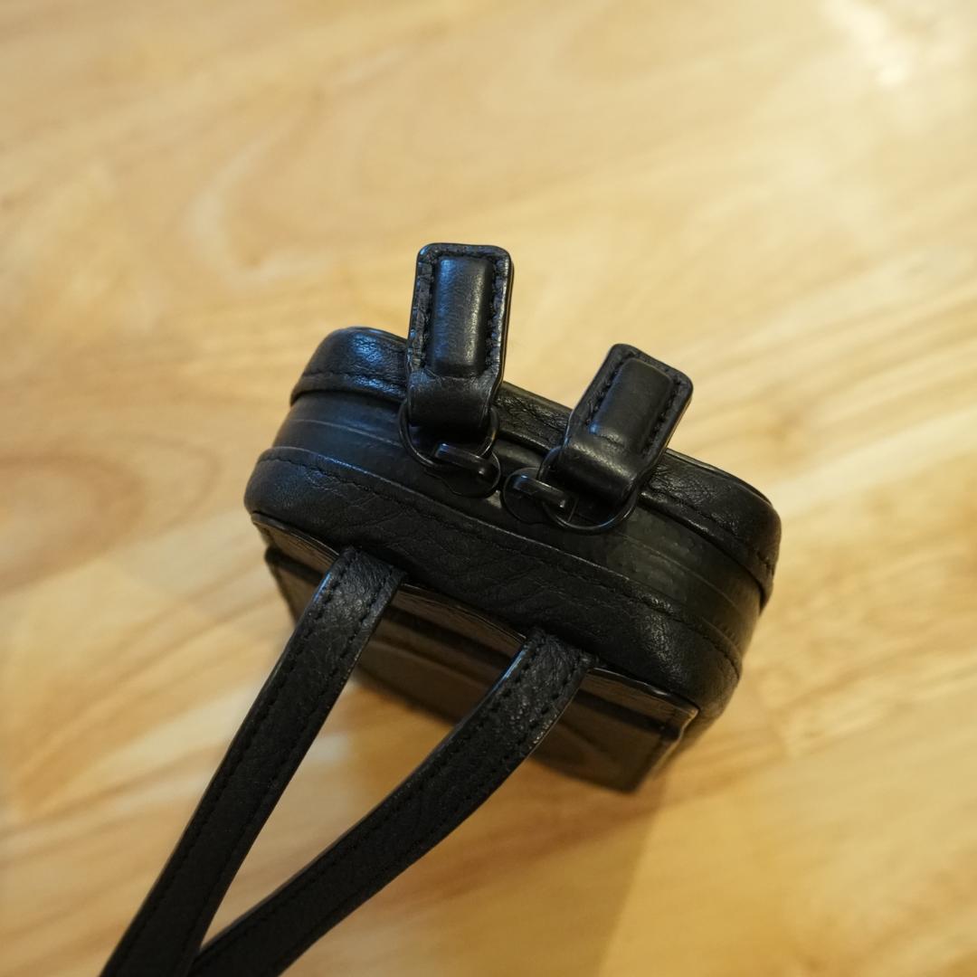 【美品】objcts.io アジャスタブルレザーストラップ一体型 マイクロバッグ