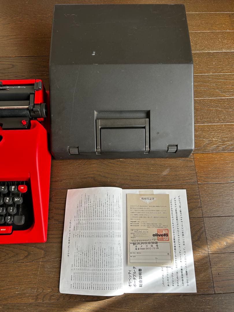 Olivetti 112タイプライター 赤