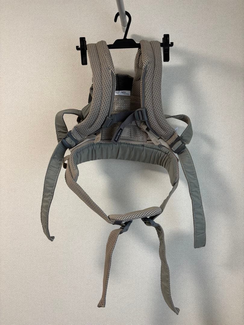 人気色 ベビービョルン ハーモニー グレーベージュ 抱っこ紐 メッシュ スタイ付