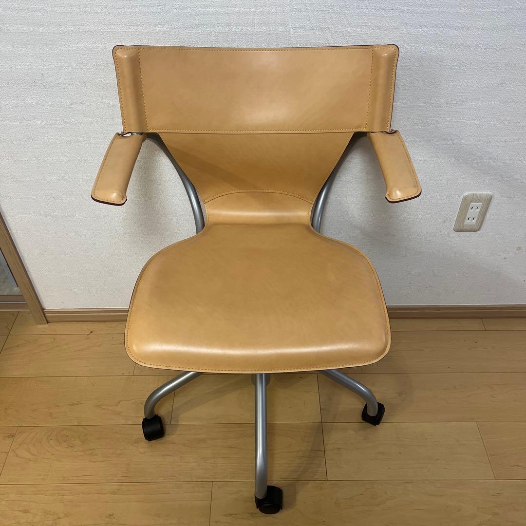 カリモク ベージュ デスクチェア アームレスト付き