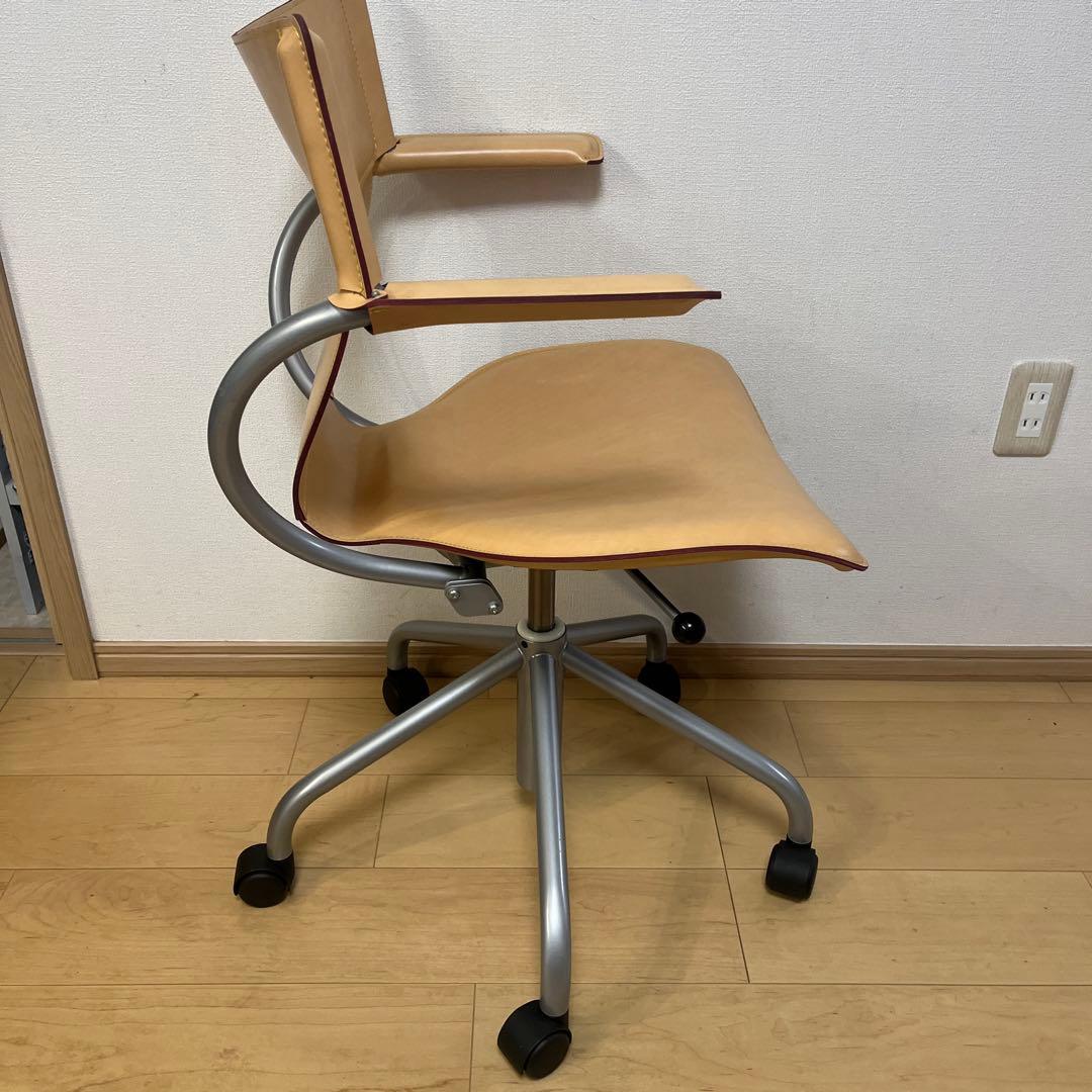 カリモク ベージュ デスクチェア アームレスト付き
