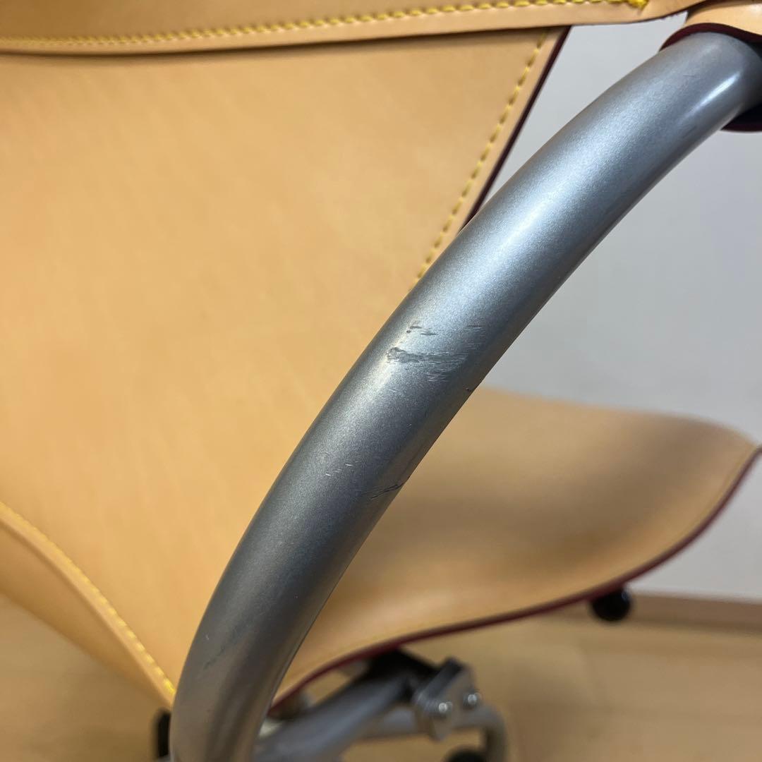 カリモク ベージュ デスクチェア アームレスト付き