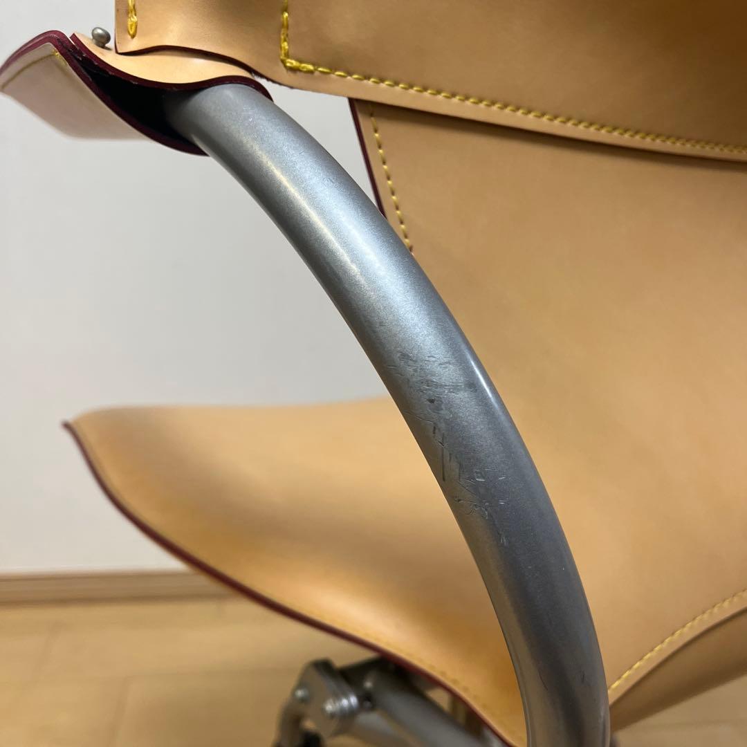 カリモク ベージュ デスクチェア アームレスト付き