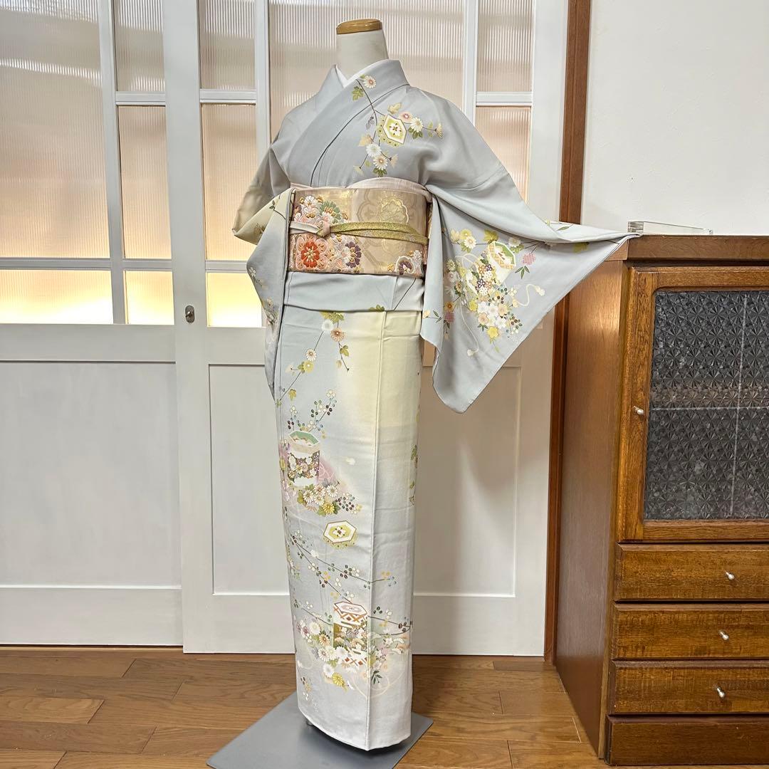 し*ず様 付下げ　袷　正絹　　薄雲鼠色・薄黄色　暈し　貝桶・檜扇　身丈168裄7