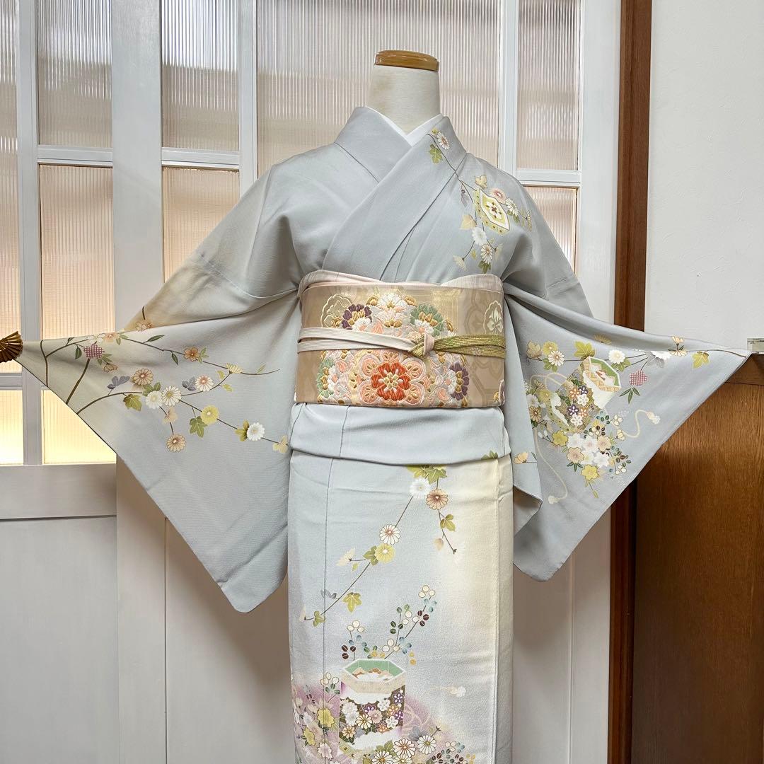 し*ず様 付下げ　袷　正絹　　薄雲鼠色・薄黄色　暈し　貝桶・檜扇　身丈168裄7