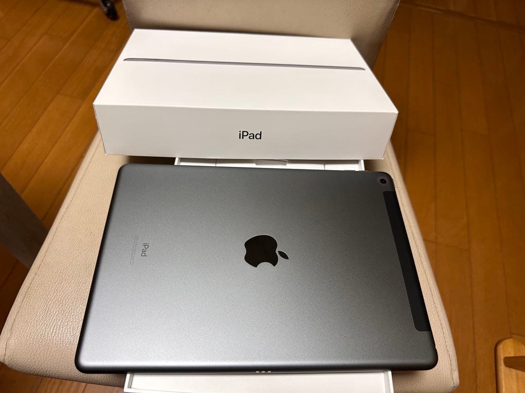 iPad スペースグレー 本体 (第8世代)32GB