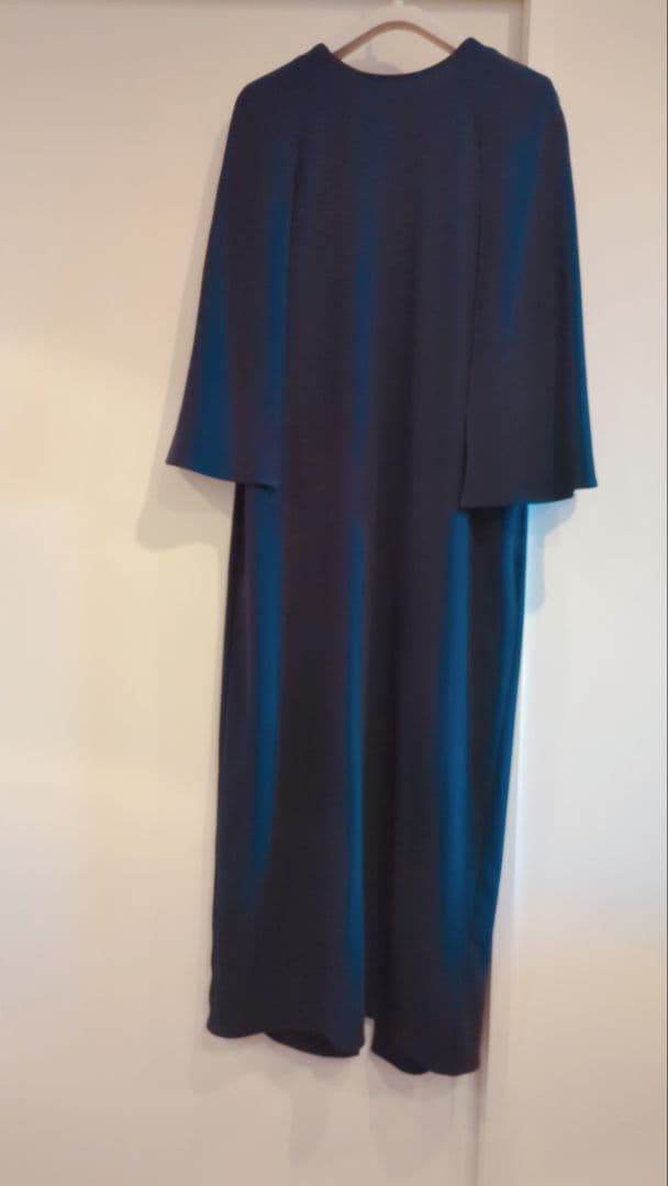 VERMEILpa ienaバックサテンケープ風ワンピース　ネイビー