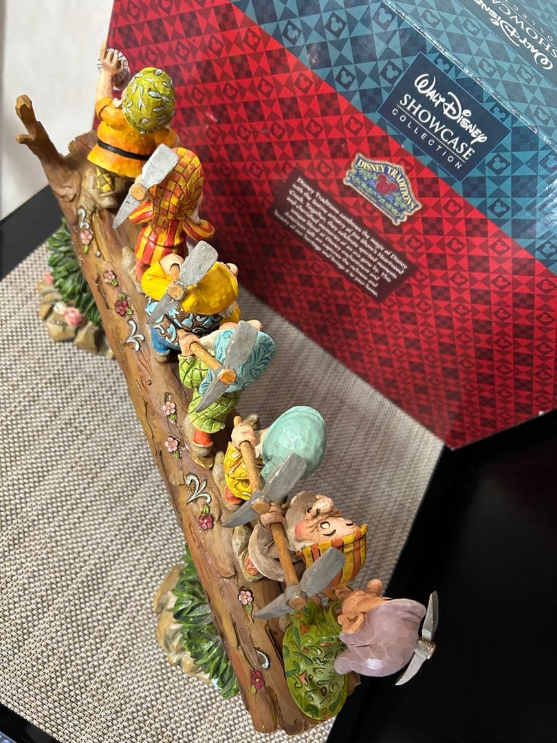 ディズニー　７人の小人　ジム・ショア　木彫り調フィギュア 家路への行進