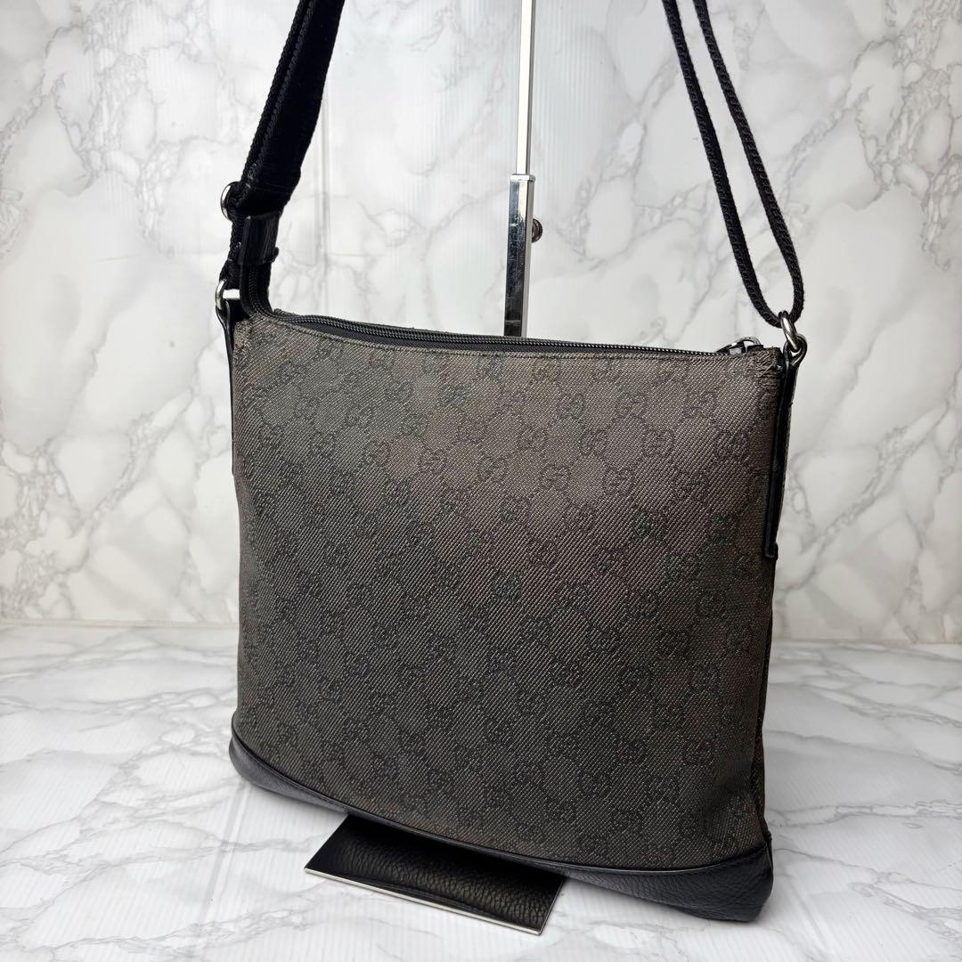 011 GUCCI ショルダーバッグ 斜めがけ GGキャンバス xe2