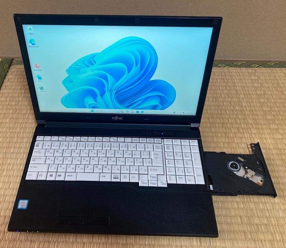 良品 LIFEBOOK (15.6型、8GB、SSD256GB、Win11)