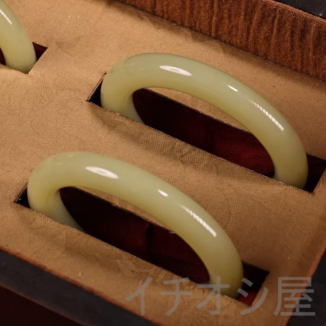 中国古美術 珍品旧蔵 清代宮廷御藏 罕見青白玉手鐲 老漆器箱付 装身具 古玉