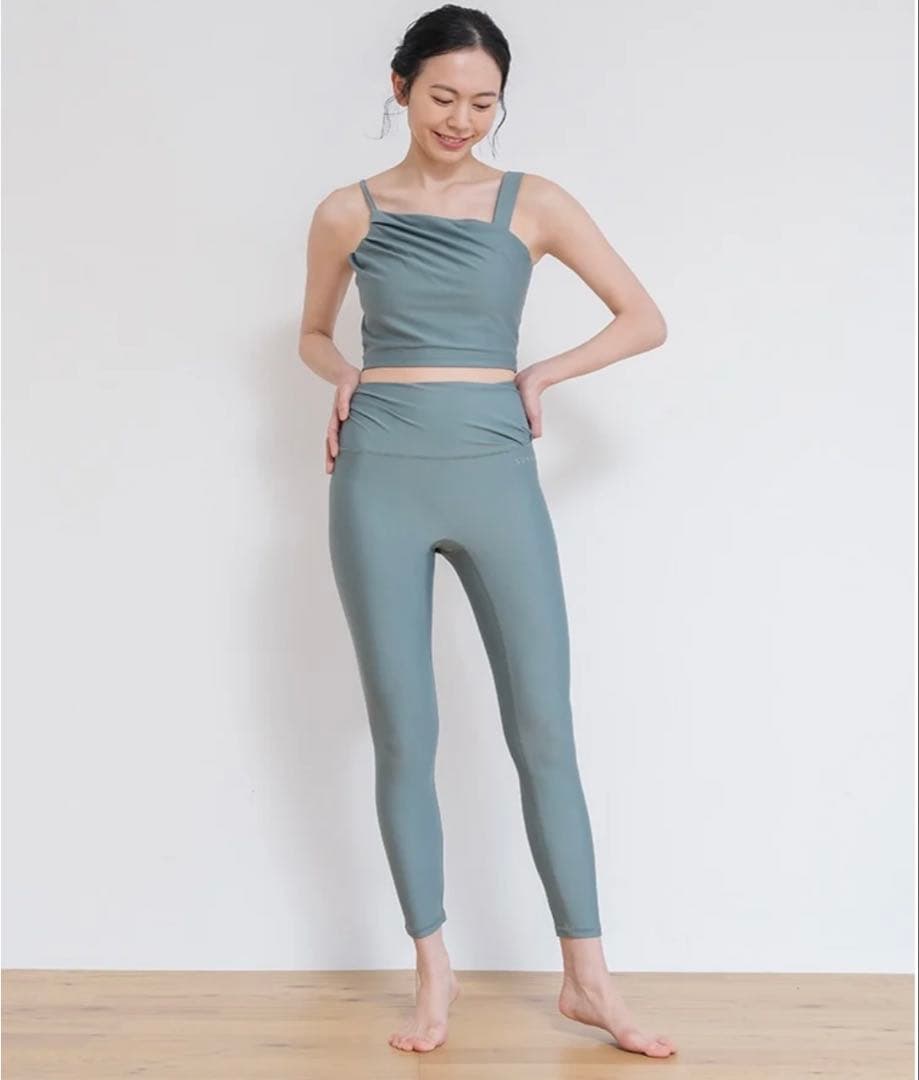 minami 専用　シャインストレッチアシンメトリーブラトップ、レギンス