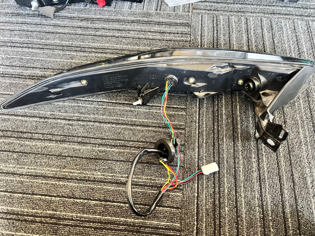 80ハリアー　REIZ Revier LEDテールランプ ジャンク品