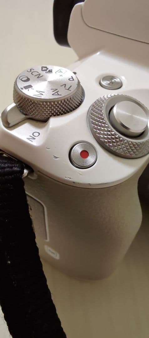 Canon EOS Kiss M ホワイト　SDHCカード32GB