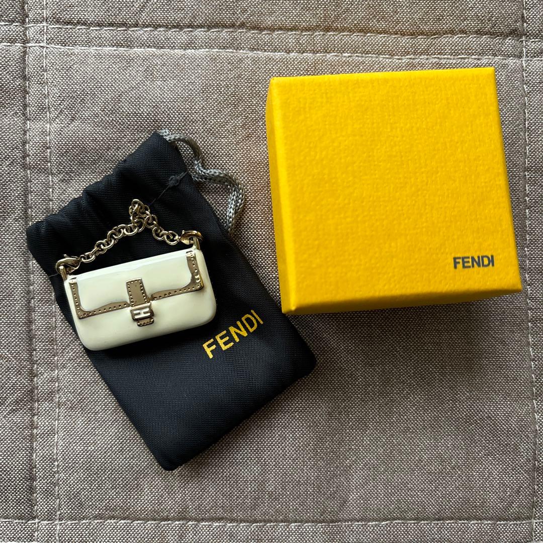 フェンディ　バケット型チャーム