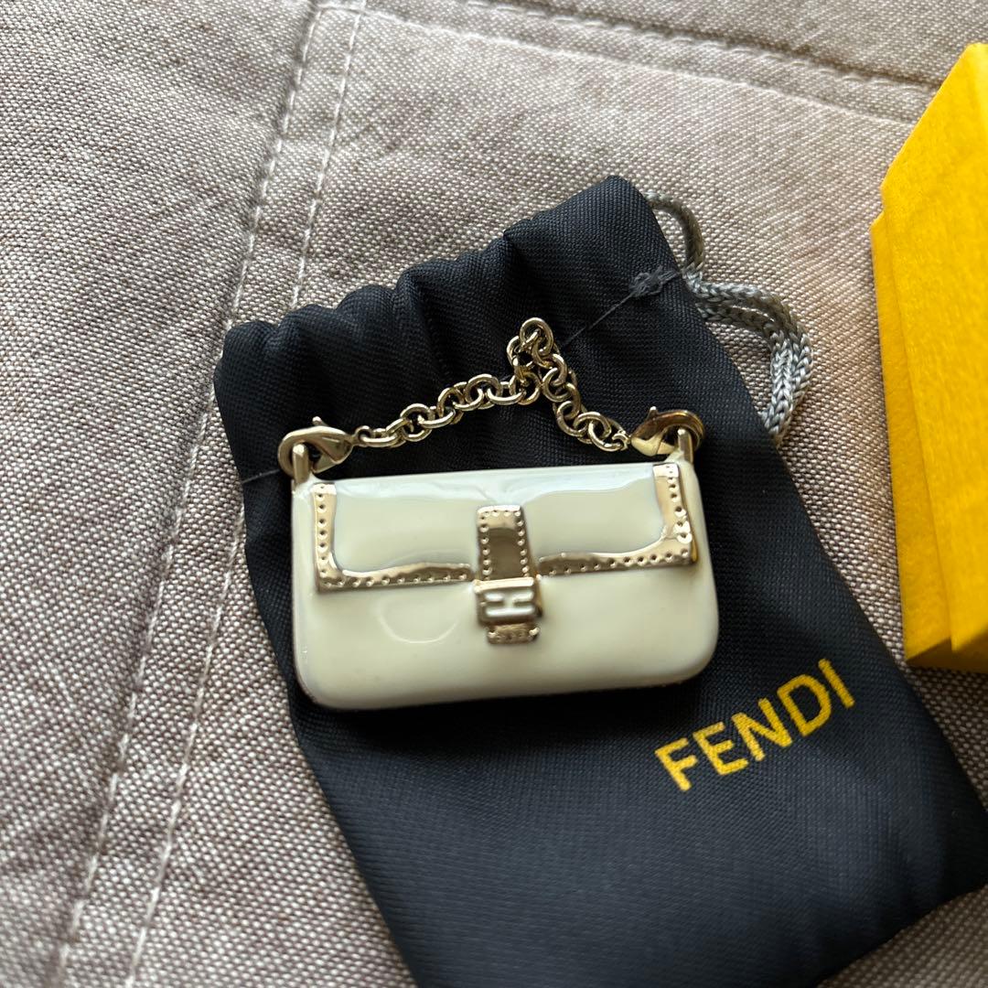 フェンディ　バケット型チャーム