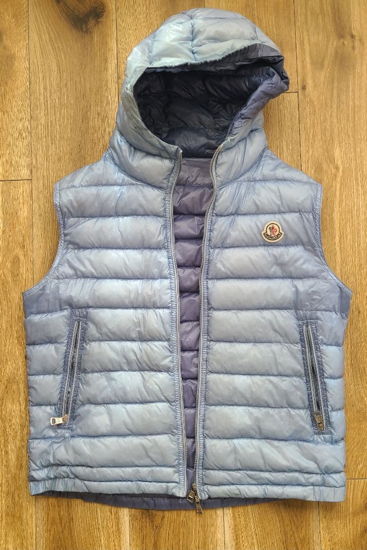 MONCLER フード付き ダウンベスト　水色