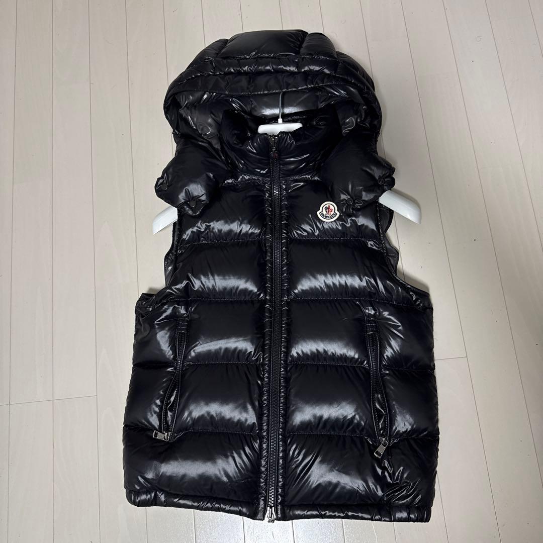 MONCLER ブラック ダウンベスト