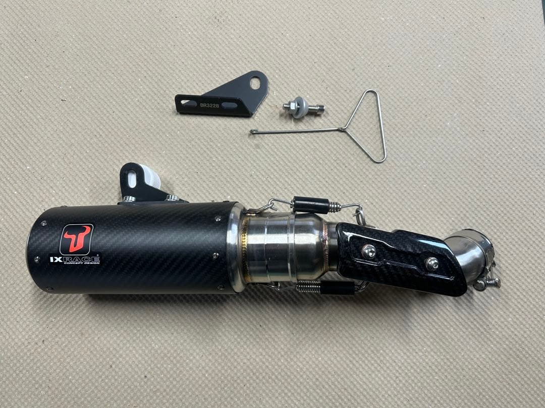 Dukeマフラー　IXRACE カーボンファイバー マフラー
