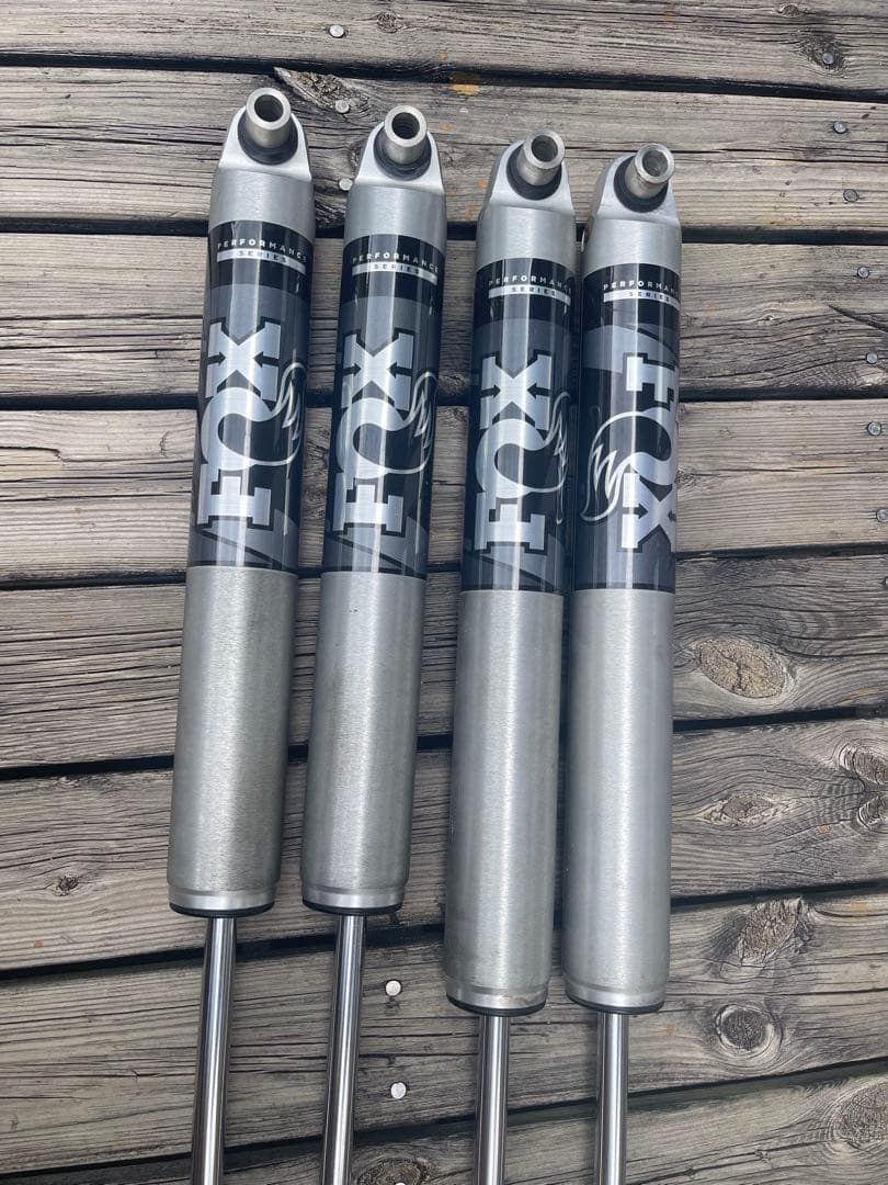 FOX パフォーマンスシリーズ 2.0 IFP ショック 2〜3インチアップ