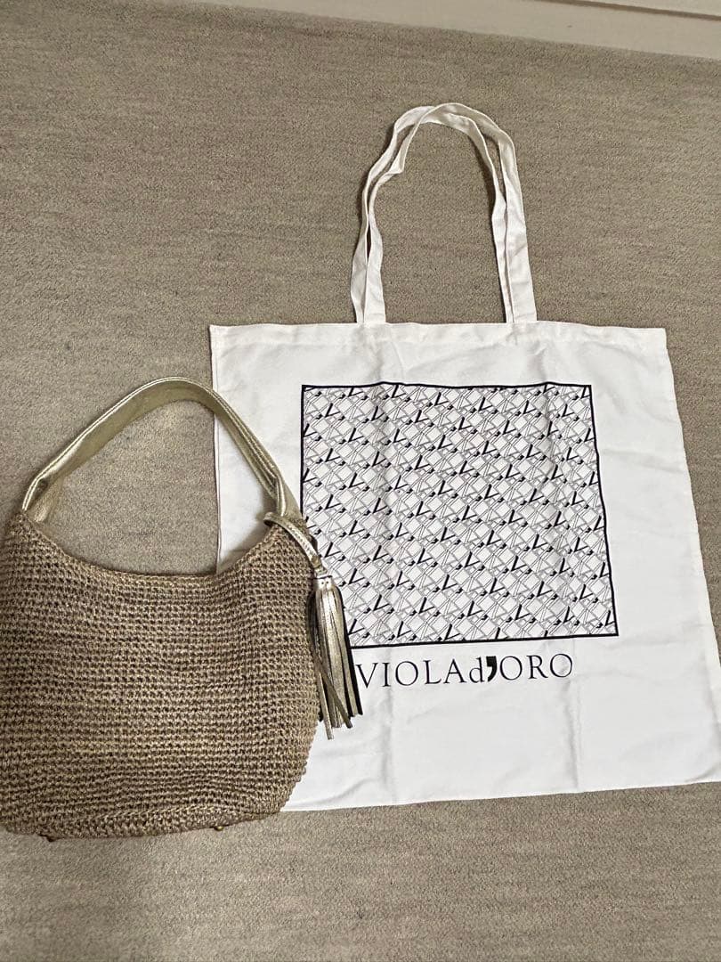 ヴィオラドーロ　VIOLA D'ORO かごバッグ ベージュ タッセル付き