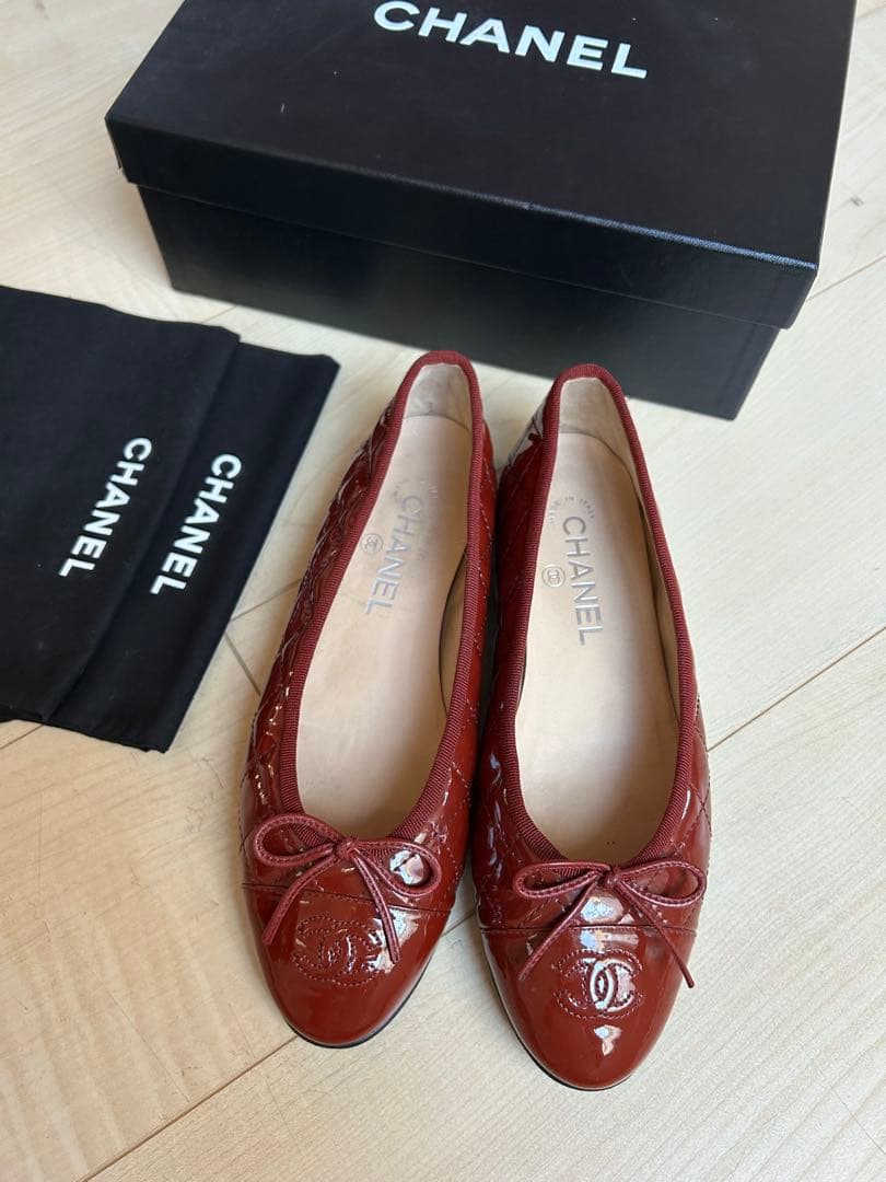 CHANEL 赤 フラットシューズ