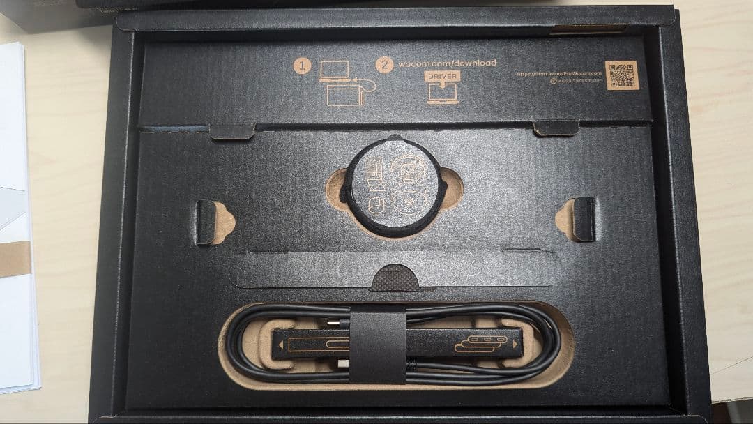 液タブ・ペンタブ Wacom Intuos Pro 2025 Medium PTK670K0C