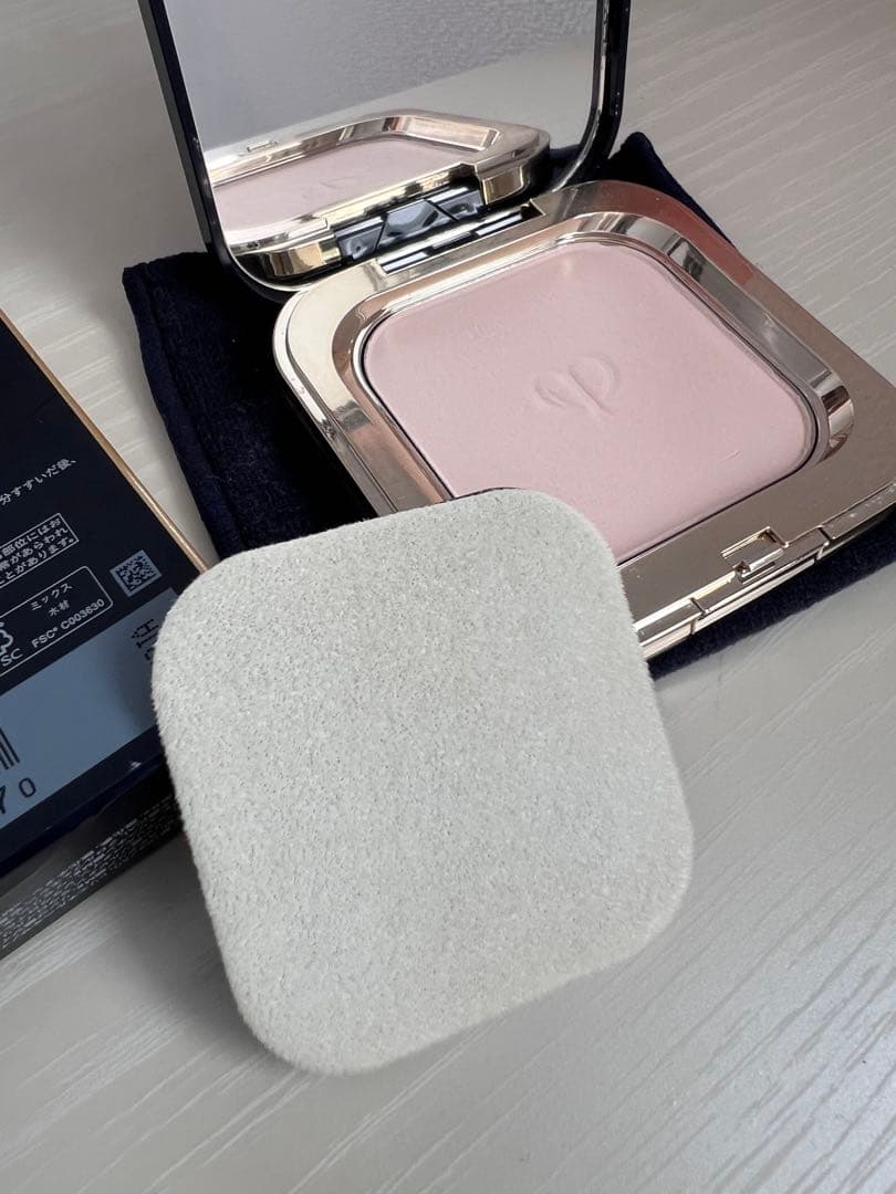 クレ・ド・ポー ポーテプードルコンパクトエサンシエルn