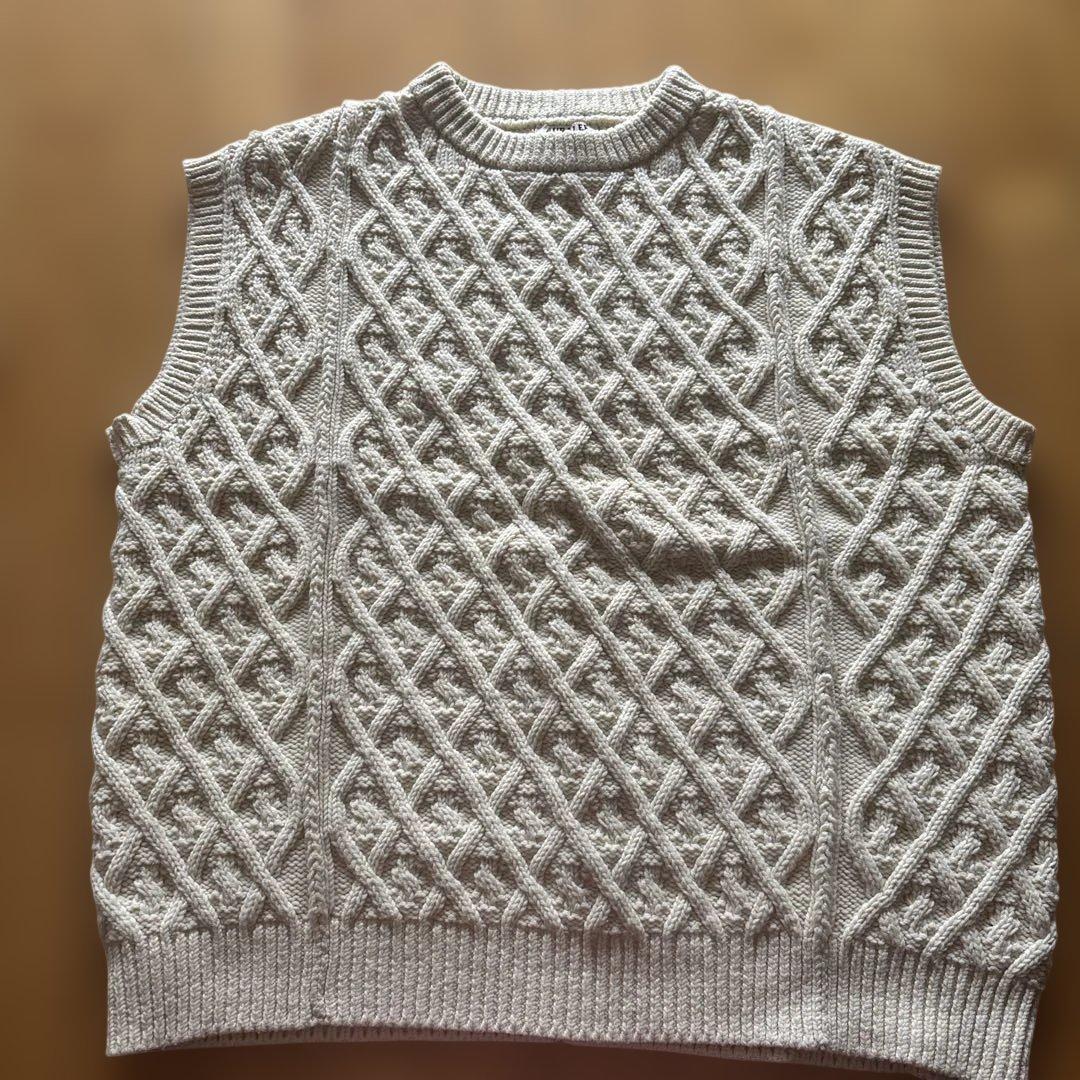 オーラリー　HARD TWIST MERINO ARAN KNIT VEST