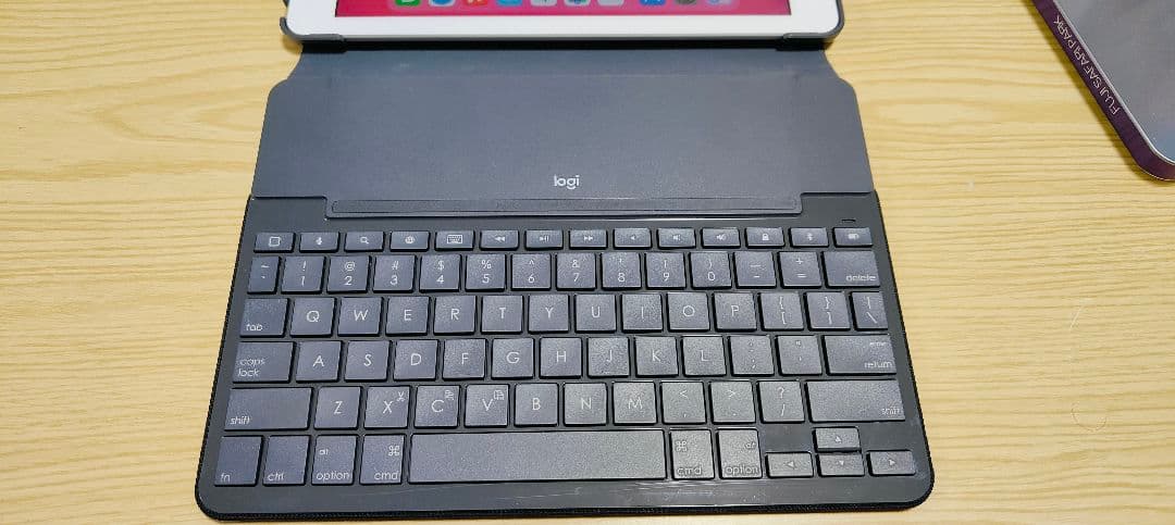 iPad（第6世代）Wi-Fi+セルラー32GB　シルバー 　キーボードカバー付