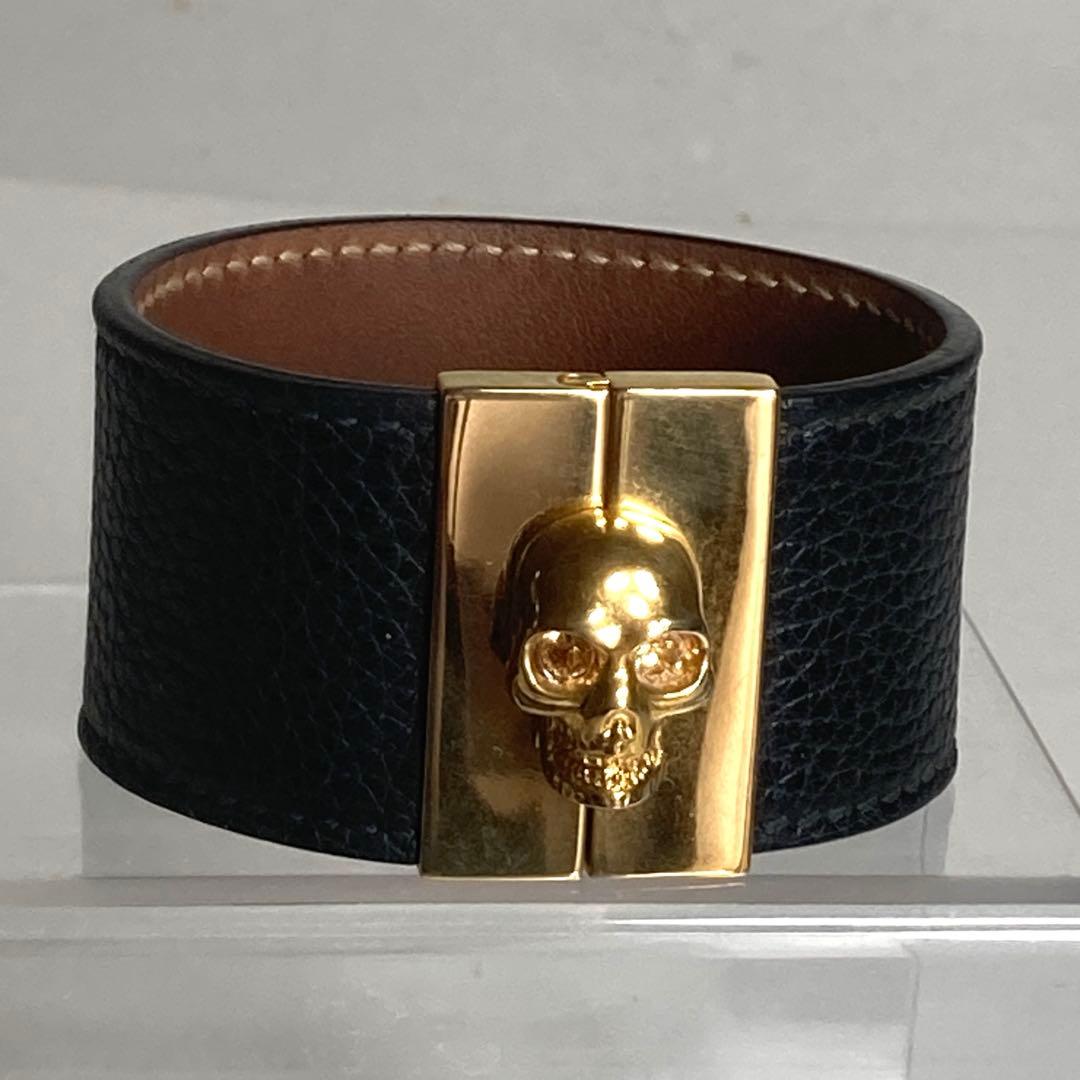 Alexander McQueen ブラック レザー バングル、ゴールド スカル