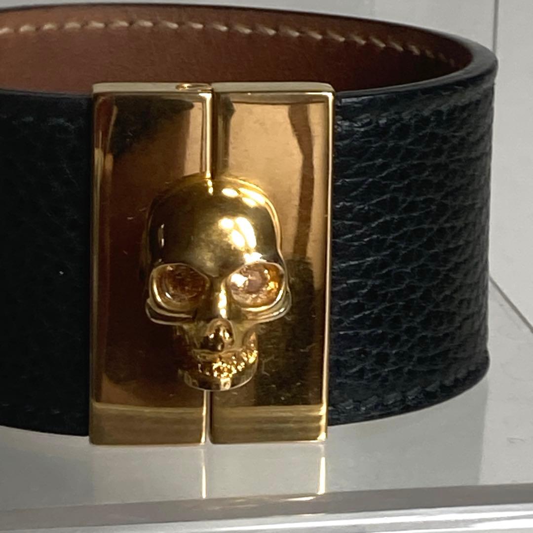 Alexander McQueen ブラック レザー バングル、ゴールド スカル
