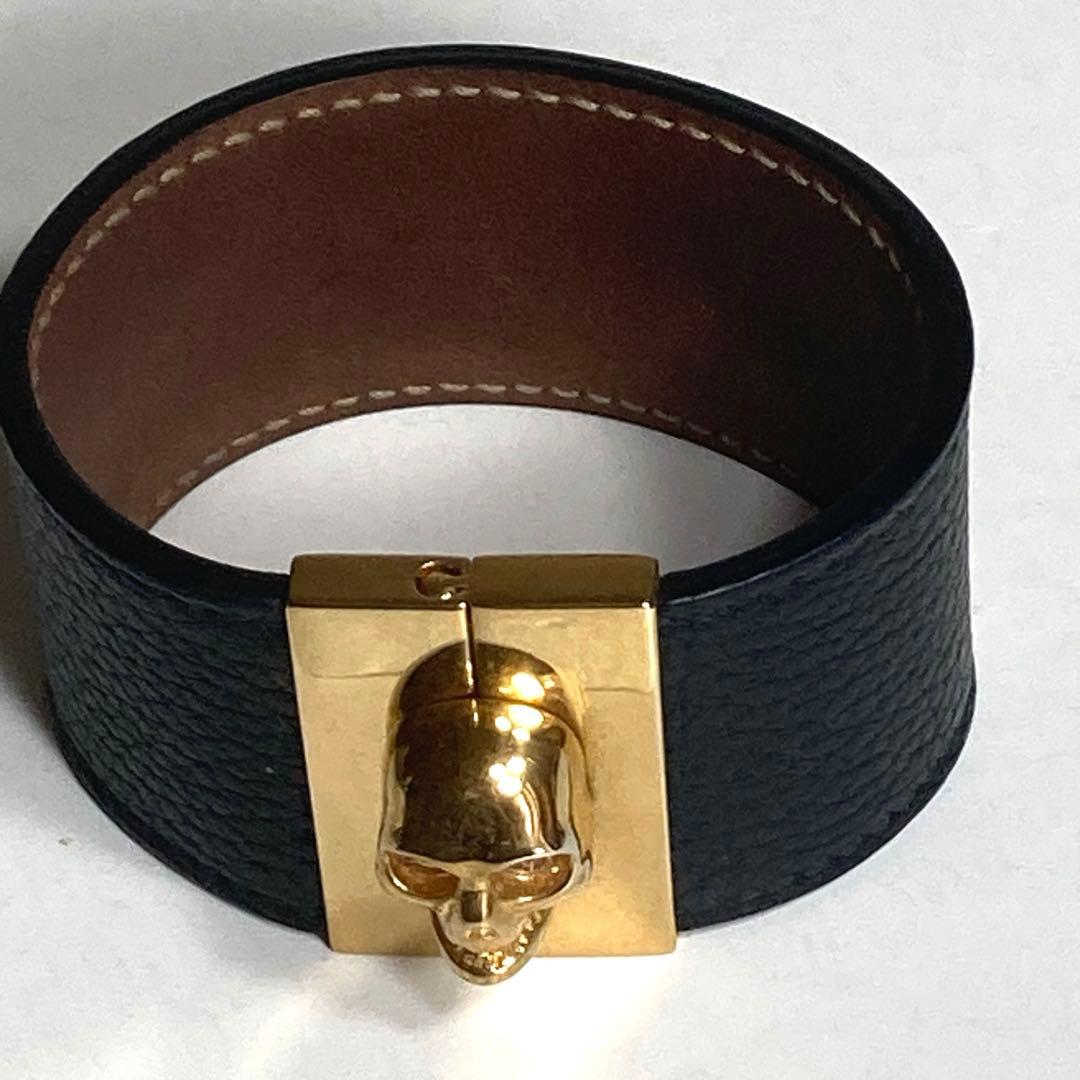 Alexander McQueen ブラック レザー バングル、ゴールド スカル
