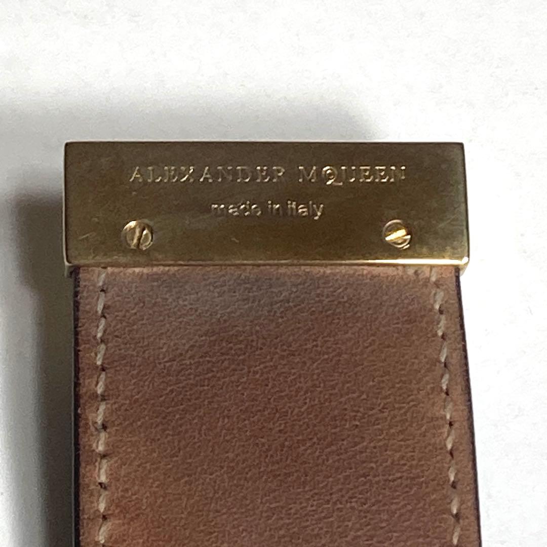 Alexander McQueen ブラック レザー バングル、ゴールド スカル