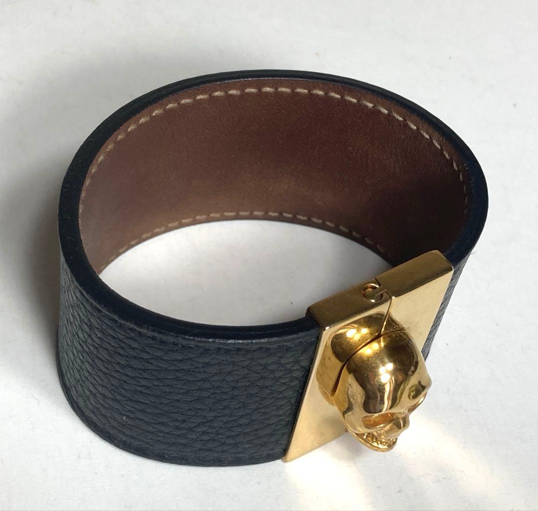 Alexander McQueen ブラック レザー バングル、ゴールド スカル