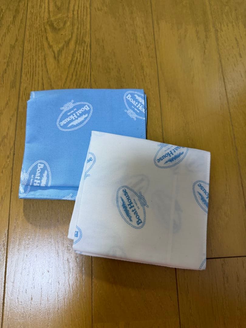 あいいろ　BHCロゴ入り青ニット帽・ポンポン付き　総柄ハンカチ２枚セット