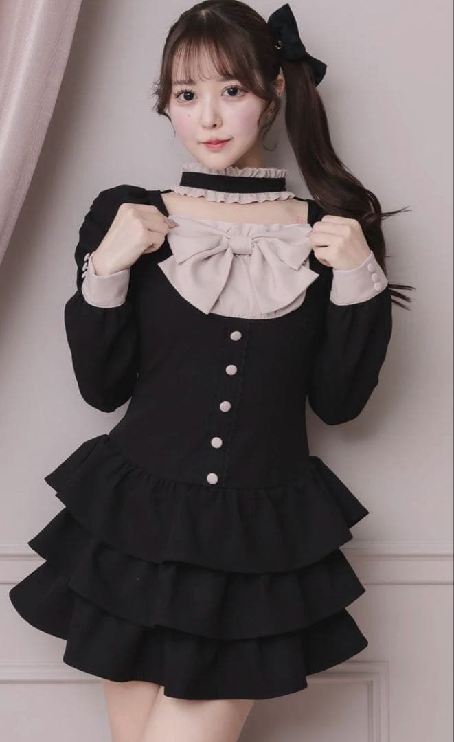 pium ピウム フロントリボンチョーカーティアードミニワンピ ブラック ピンク