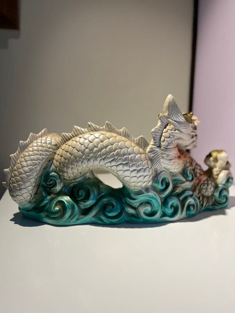 ドラゴンの陶器置物