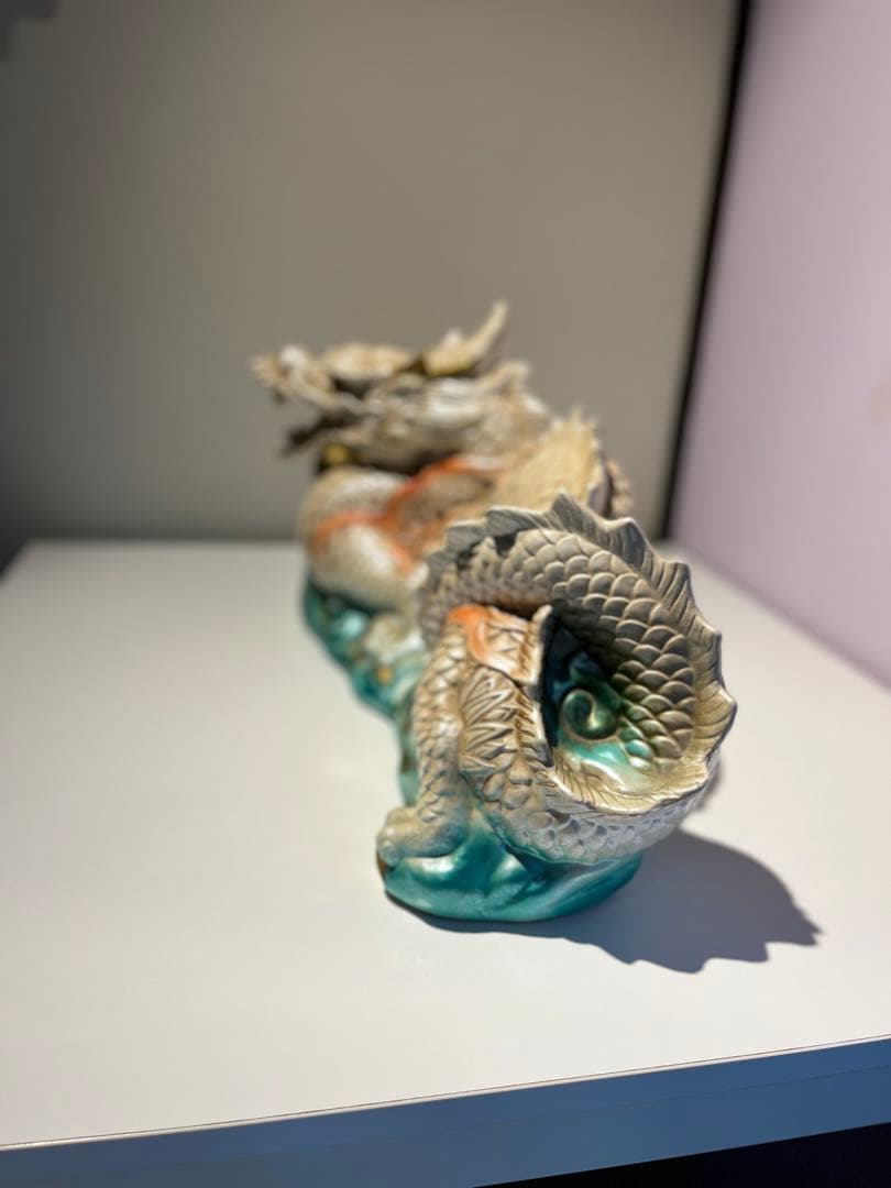 ドラゴンの陶器置物