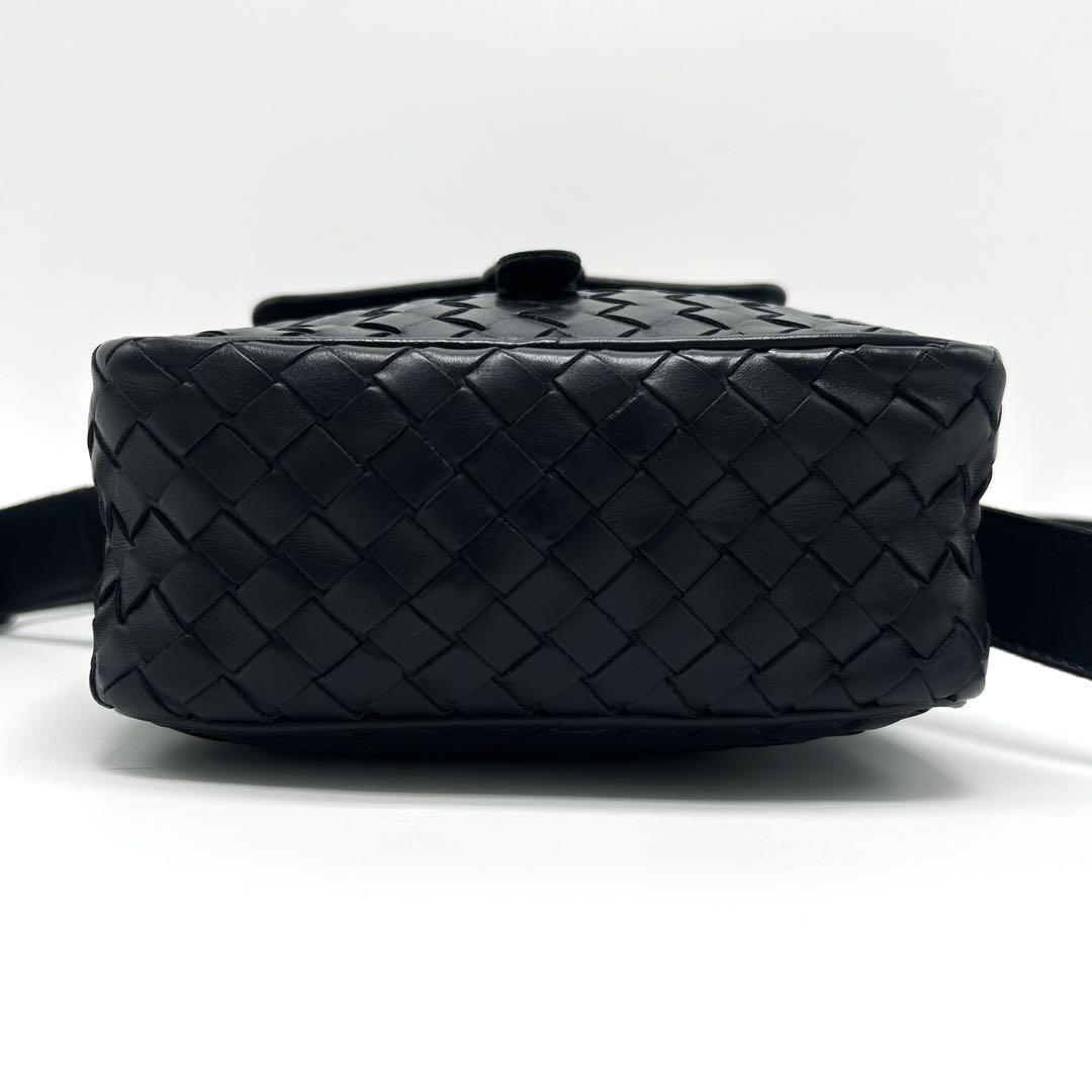 美品 ボッテガヴェネタ イントレチャート ショルダーバッグ レザー 紺色 メンズ