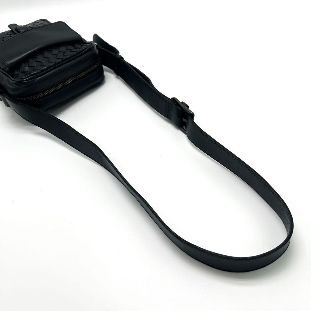 美品 ボッテガヴェネタ イントレチャート ショルダーバッグ レザー 紺色 メンズ