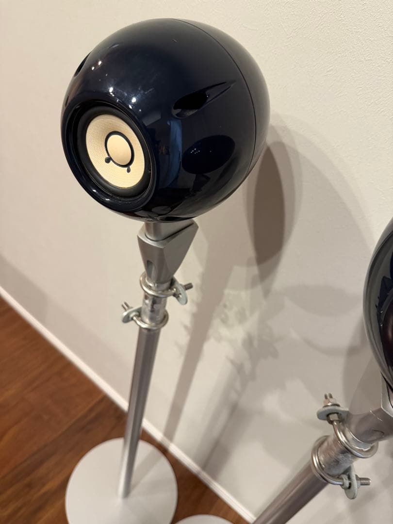 黒色モダンスピーカー スタンド付き