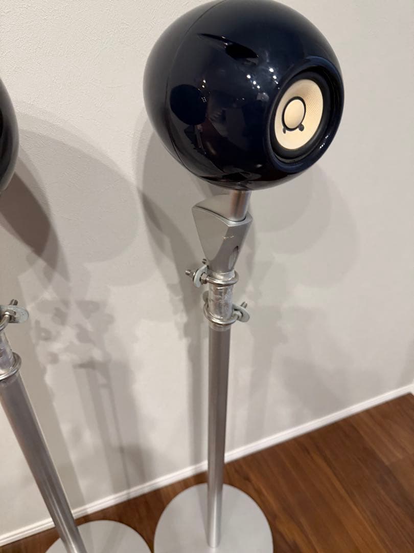 黒色モダンスピーカー スタンド付き