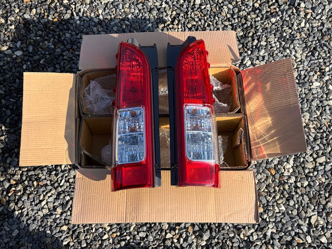 ハイエースGL　4型　純正テールランプ